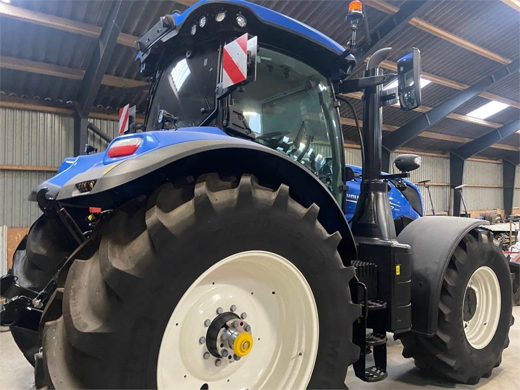 New Holland T7.300 AC NEWG - Traktors: foto 2 New Holland T7.300 AC NEWG - Traktors: foto 2