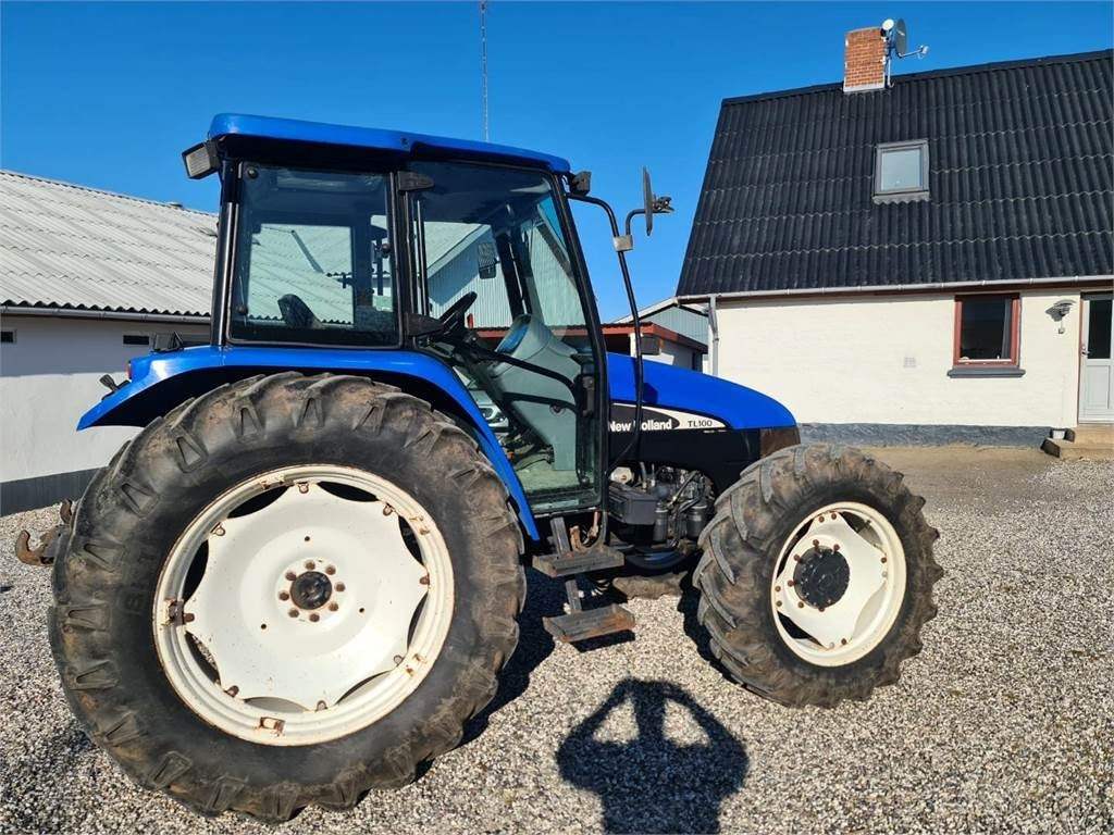 New Holland TL100-4WD - Traktors: foto 1 New Holland TL100-4WD - Traktors: foto 1