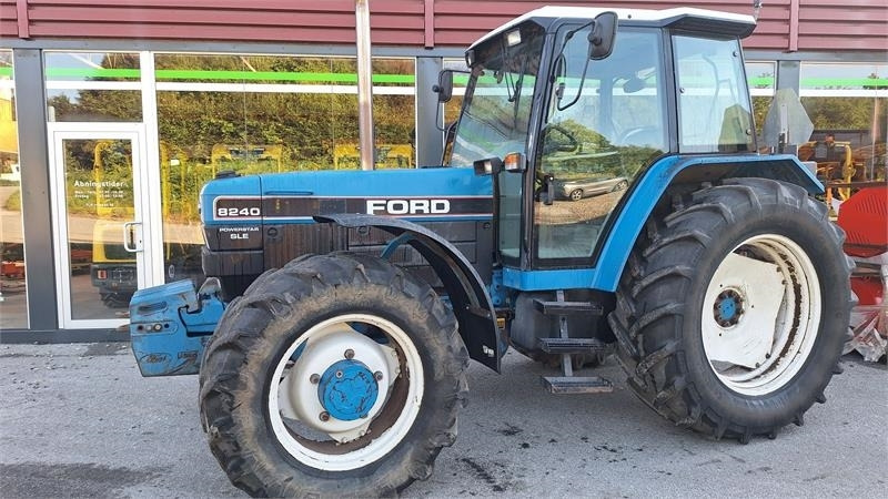 Ford 8240  - Traktors: foto 1 Ford 8240  - Traktors: foto 1