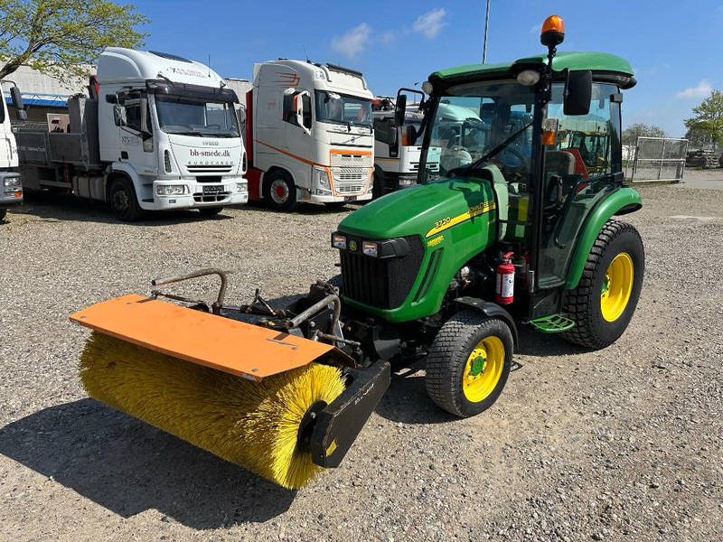 John Deere 3720 M/ Hydraulisk kost - Mini traktors: foto 1 John Deere 3720 M/ Hydraulisk kost - Mini traktors: foto 1