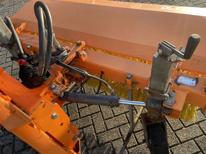 Nesbo Veegmachine HF1600S - Birste - Komunālā/ Specializētā tehnika: foto 4 Nesbo Veegmachine HF1600S - Birste - Komunālā/ Specializētā tehnika: foto 4