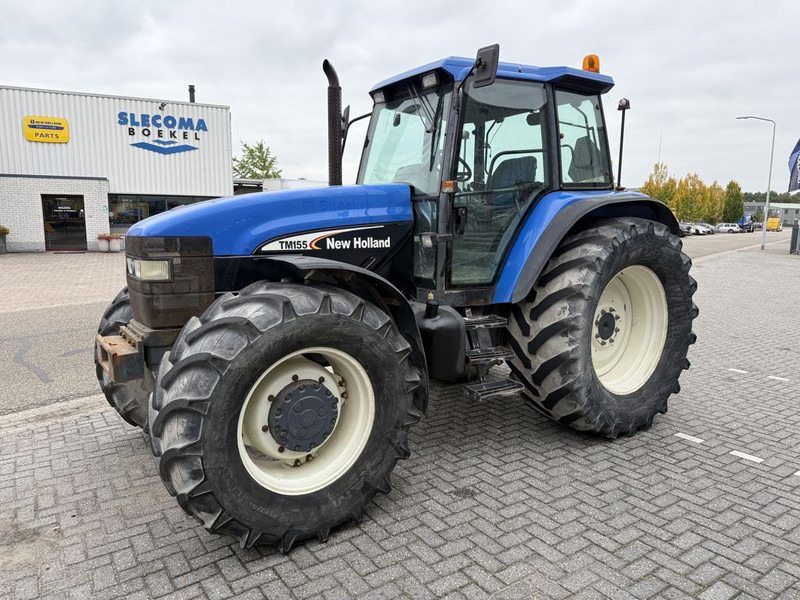 New Holland 8360 Range Command - Traktors: foto 1 New Holland 8360 Range Command - Traktors: foto 1