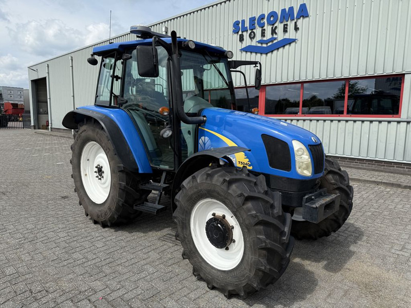New Holland T5040 CAB + GPS - Traktors: foto 4 New Holland T5040 CAB + GPS - Traktors: foto 4
