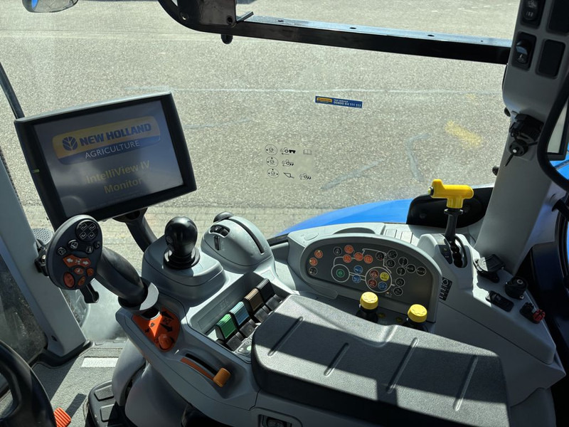 Traktors New Holland T7.210 AC Stage V + TL770 Voorlader: foto 10