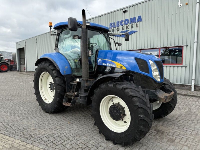 New Holland T7040 Power Command - Traktors: foto 4 New Holland T7040 Power Command - Traktors: foto 4