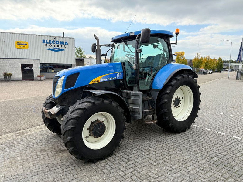 New Holland T7040 Power Command - Traktors: foto 1 New Holland T7040 Power Command - Traktors: foto 1