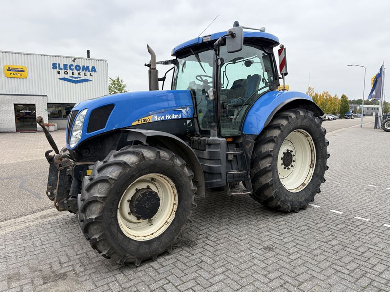 New Holland T7050 Power Command - Traktors: foto 1 New Holland T7050 Power Command - Traktors: foto 1