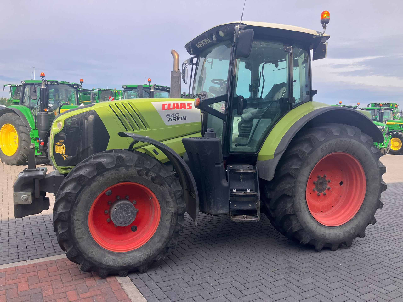 Claas Arion 640 - Traktors: foto 1 Claas Arion 640 - Traktors: foto 1