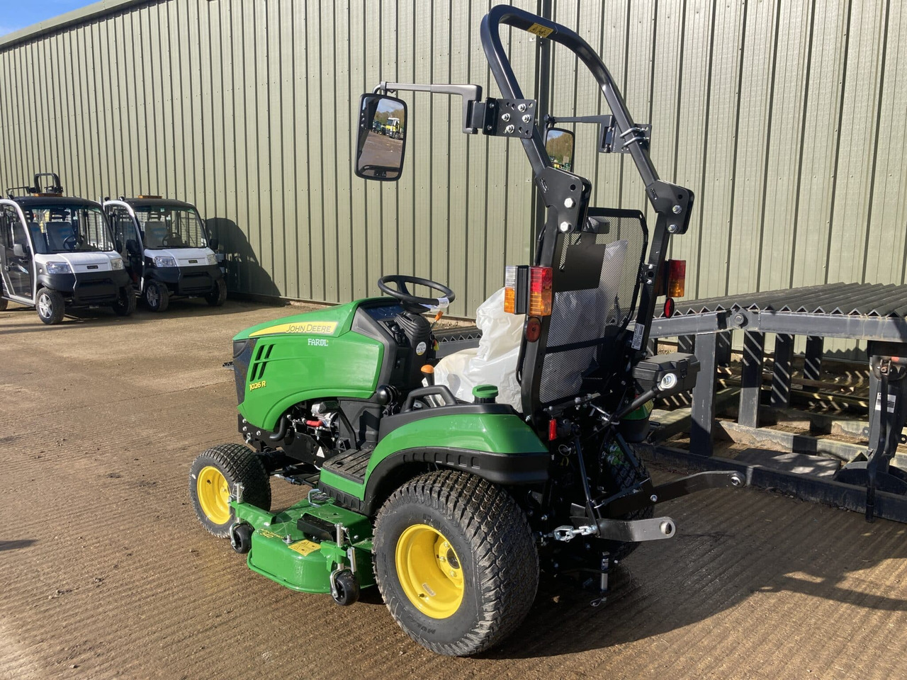 John Deere 1026R compact tractor - Mini traktors: foto 3 John Deere 1026R compact tractor - Mini traktors: foto 3