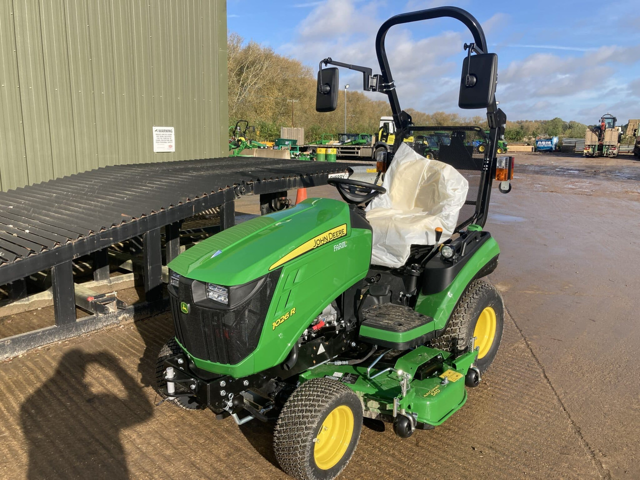 John Deere 1026R compact tractor - Mini traktors: foto 1 John Deere 1026R compact tractor - Mini traktors: foto 1