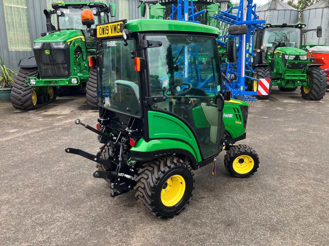 John Deere 1026R compact tractor - Mini traktors: foto 2 John Deere 1026R compact tractor - Mini traktors: foto 2