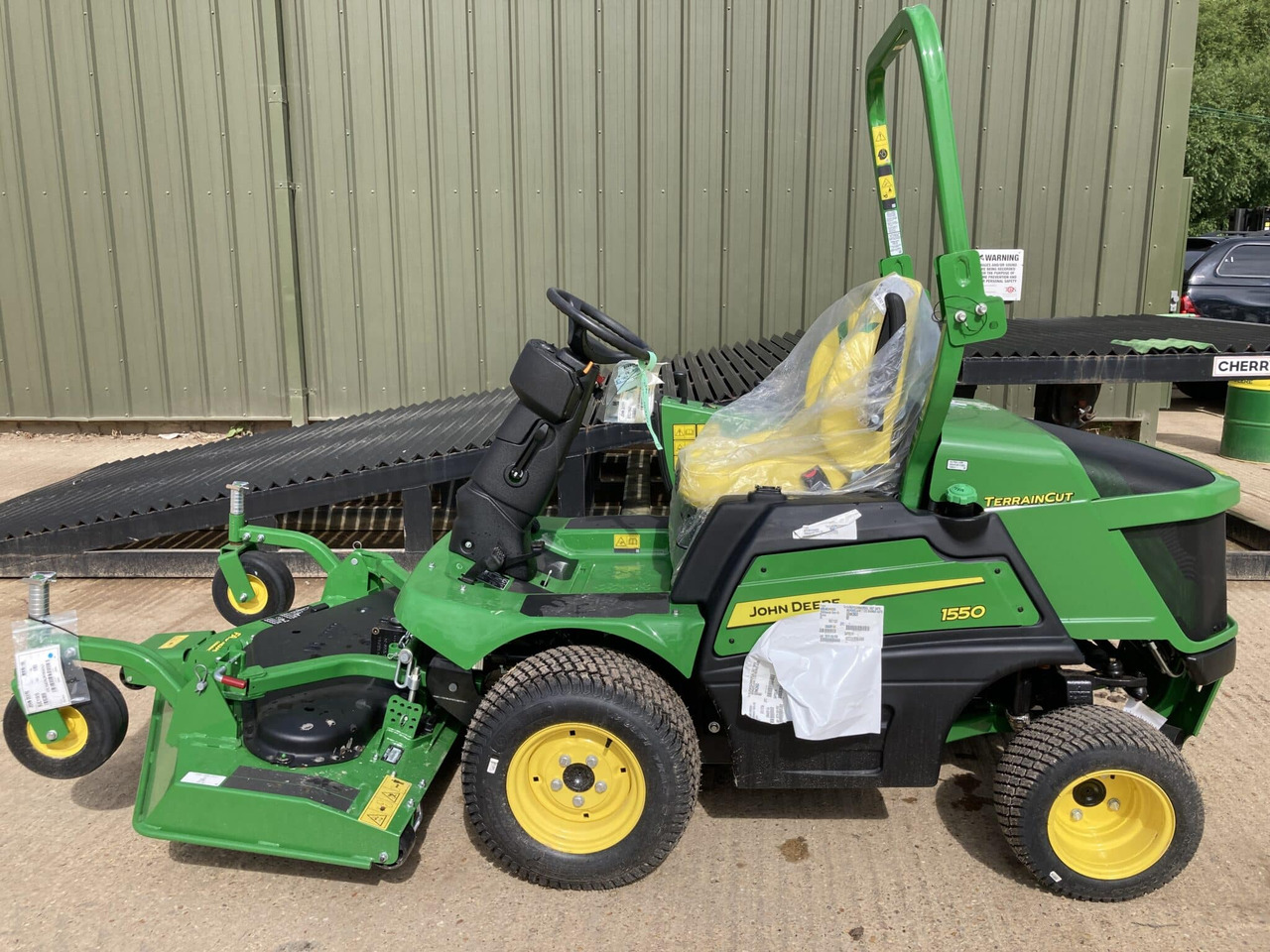 John Deere 1550 front mower - Zāles pļāvējs: foto 3 John Deere 1550 front mower - Zāles pļāvējs: foto 3