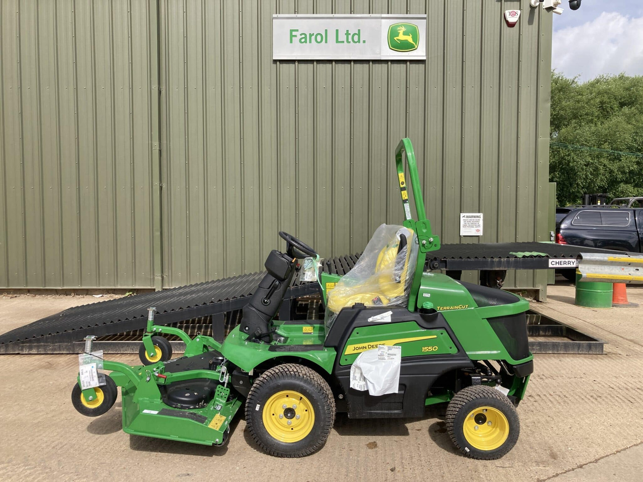 John Deere 1550 front mower - Zāles pļāvējs: foto 2 John Deere 1550 front mower - Zāles pļāvējs: foto 2
