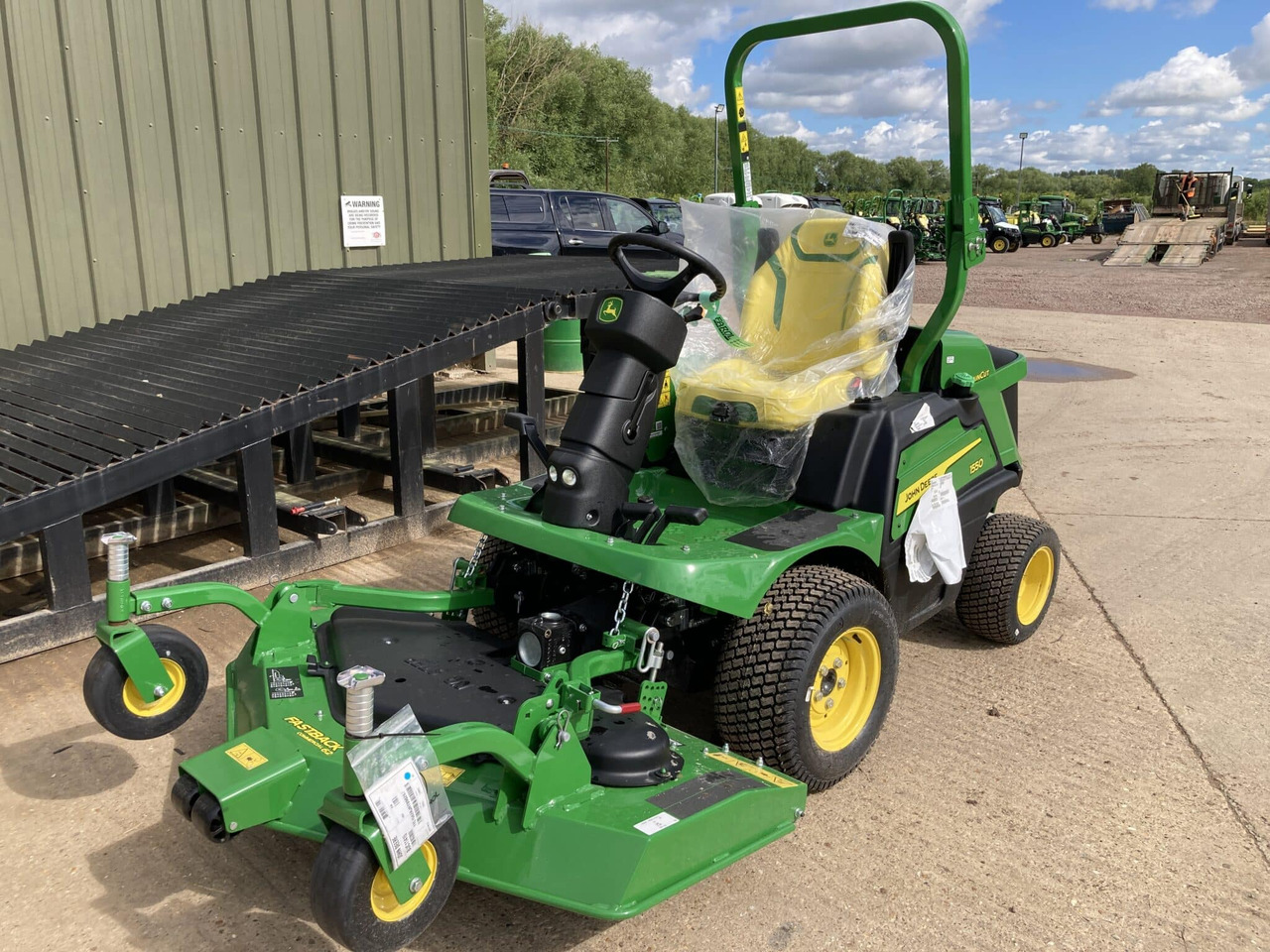 John Deere 1550 front mower - Zāles pļāvējs: foto 1 John Deere 1550 front mower - Zāles pļāvējs: foto 1