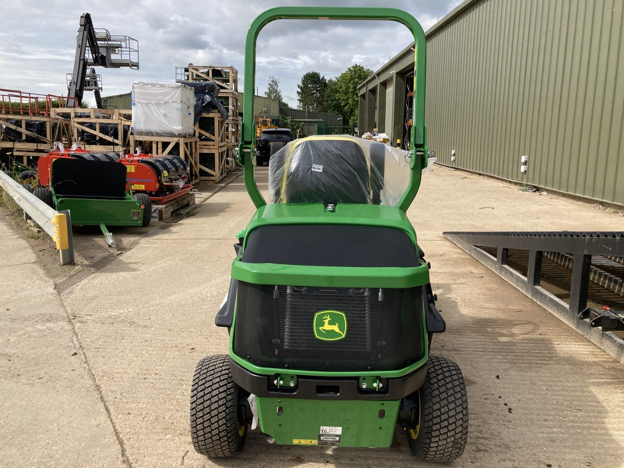 John Deere 1550 front mower - Zāles pļāvējs: foto 5 John Deere 1550 front mower - Zāles pļāvējs: foto 5