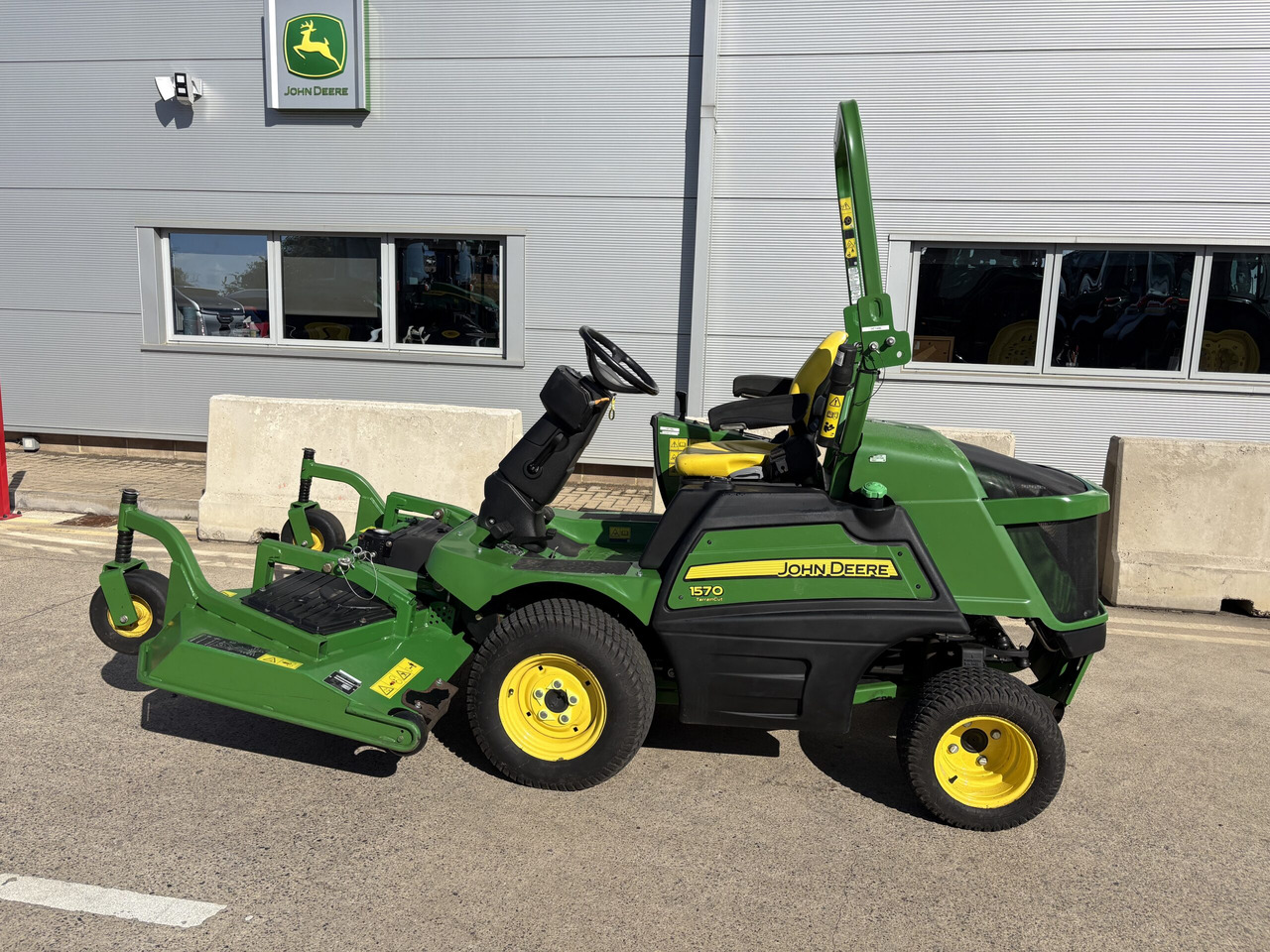 John Deere 1570 C/w 72" rear discharge deck - Zāles pļāvējs: foto 1 John Deere 1570 C/w 72" rear discharge deck - Zāles pļāvējs: foto 1