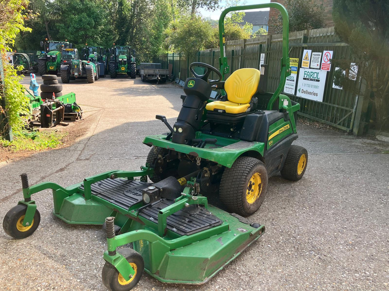 John Deere 1570 Commercial Outfront with 72 inch rear discharge deck - Zāles pļāvējs: foto 2 John Deere 1570 Commercial Outfront with 72 inch rear discharge deck - Zāles pļāvējs: foto 2