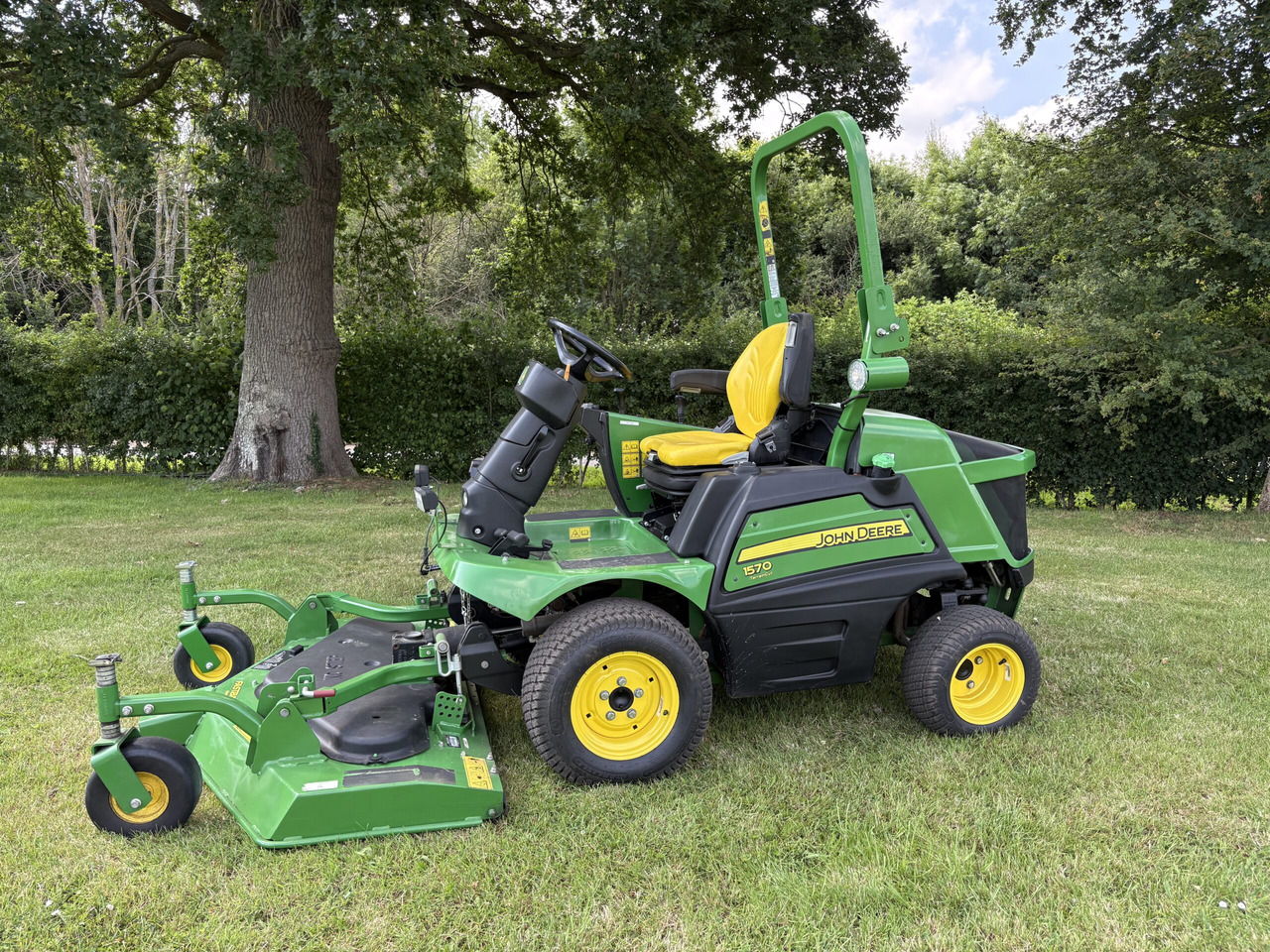 John Deere 1570 Out-Front Mower - Zāles pļāvējs: foto 1 John Deere 1570 Out-Front Mower - Zāles pļāvējs: foto 1