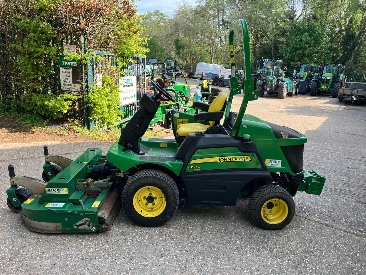 John Deere 1570 Outfront c/w Major Synergy deck - Zāles pļāvējs: foto 3 John Deere 1570 Outfront c/w Major Synergy deck - Zāles pļāvējs: foto 3