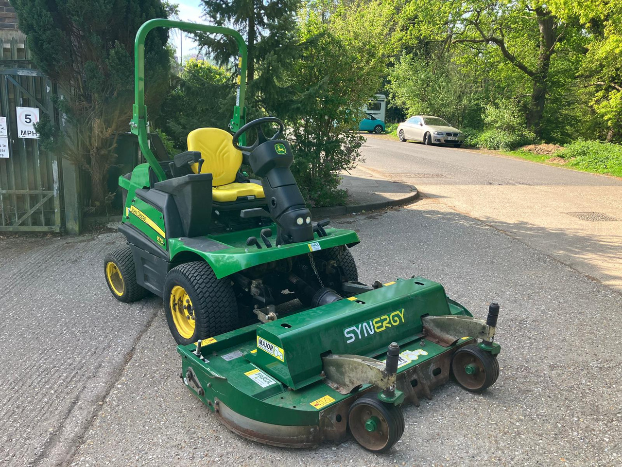 John Deere 1570 Outfront c/w Major Synergy deck - Zāles pļāvējs: foto 1 John Deere 1570 Outfront c/w Major Synergy deck - Zāles pļāvējs: foto 1
