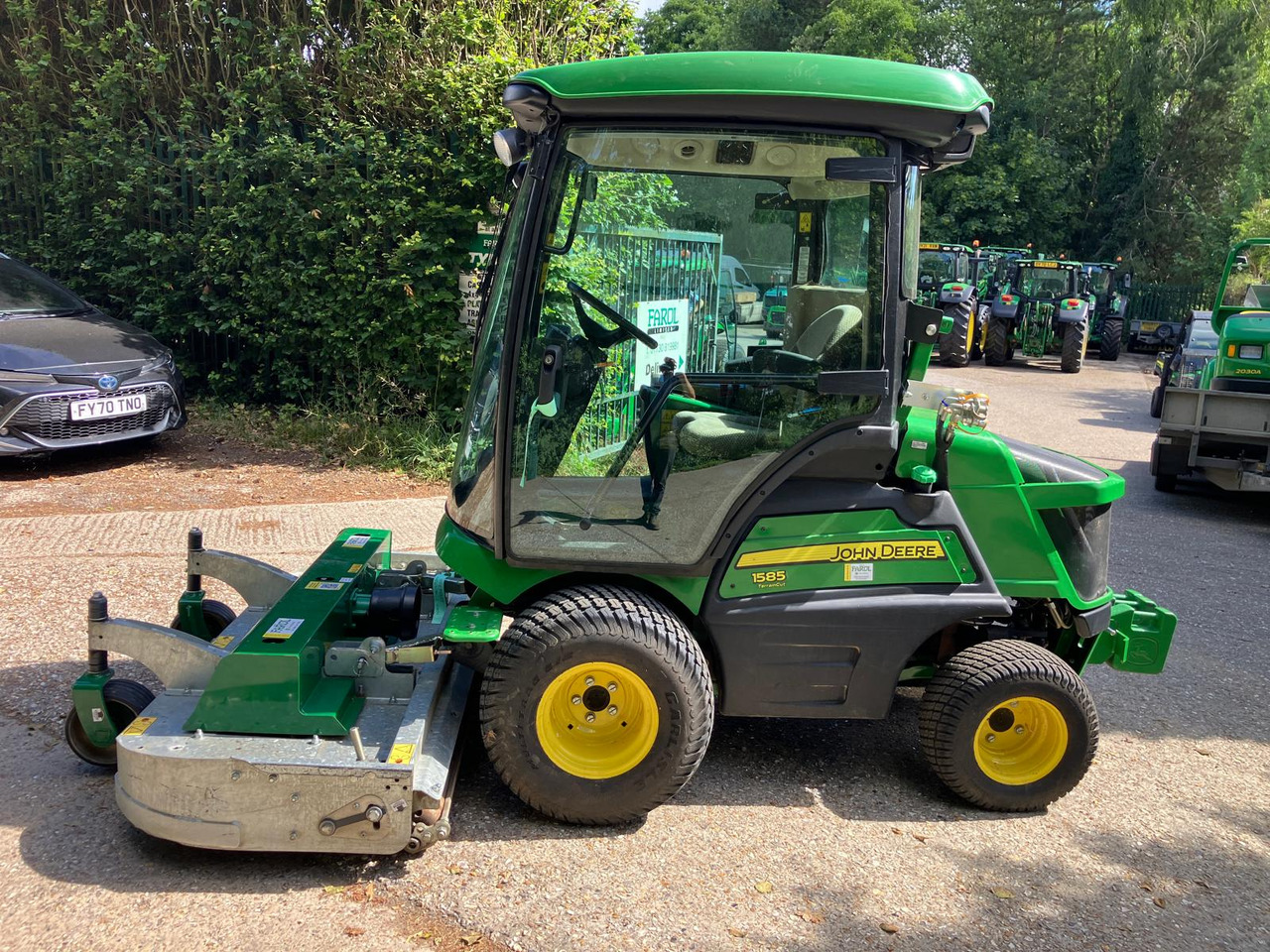 John Deere 1585 out front mower - Zāles pļāvējs: foto 2 John Deere 1585 out front mower - Zāles pļāvējs: foto 2