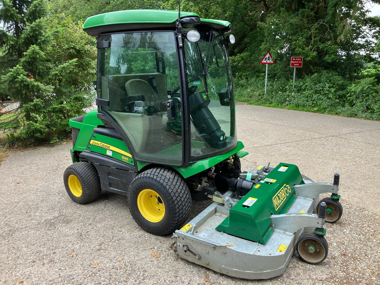 John Deere 1585 out front mower - Zāles pļāvējs: foto 1 John Deere 1585 out front mower - Zāles pļāvējs: foto 1