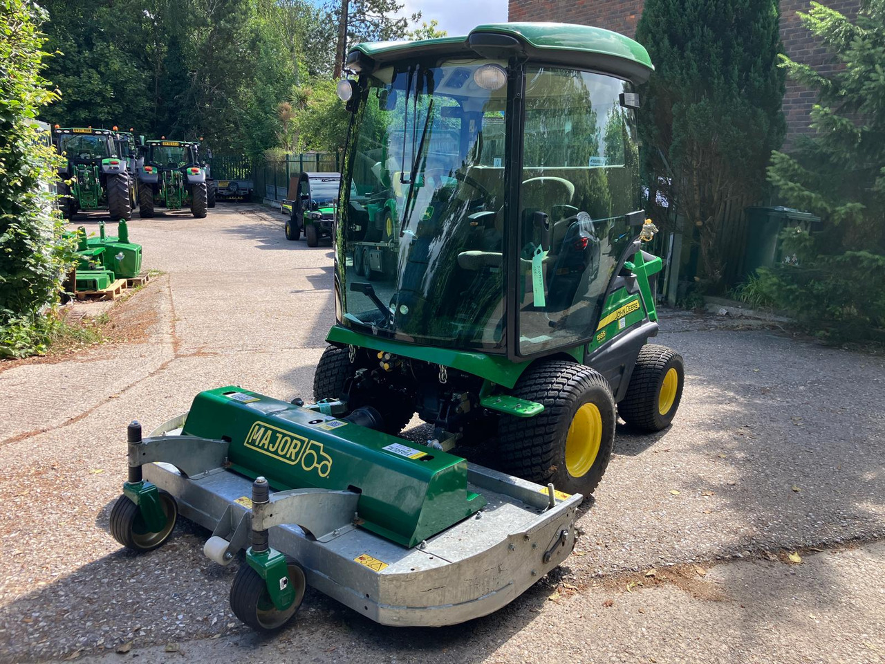 John Deere 1585 out front mower - Zāles pļāvējs: foto 1 John Deere 1585 out front mower - Zāles pļāvējs: foto 1