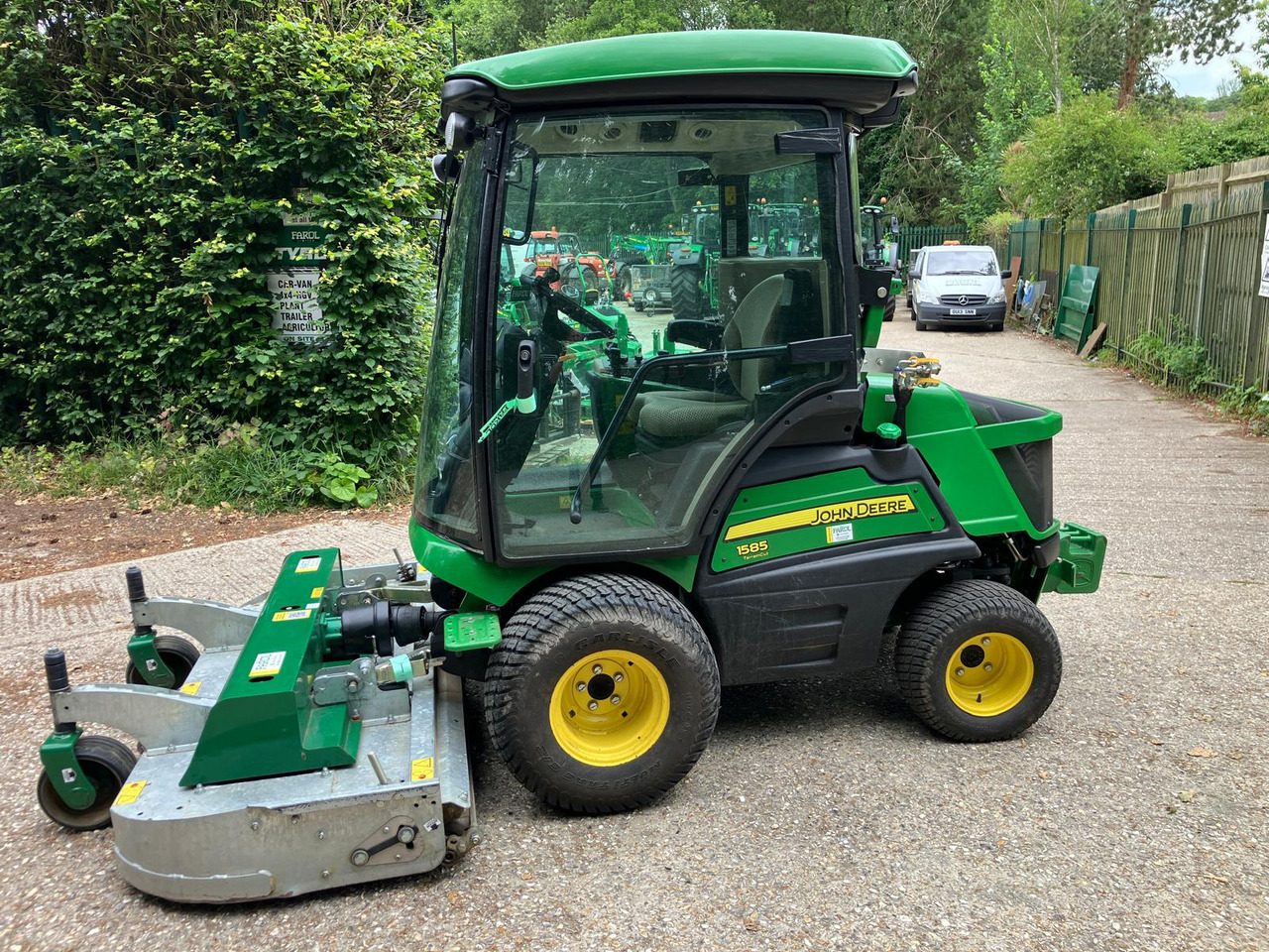 John Deere 1585 out front mower - Zāles pļāvējs: foto 4 John Deere 1585 out front mower - Zāles pļāvējs: foto 4