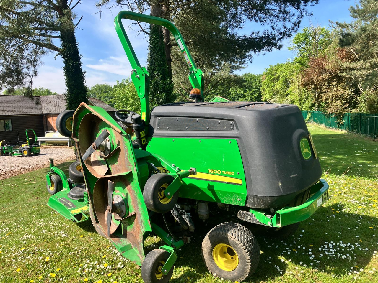 John Deere 1600T Wide Area Mower - Zāles pļāvējs: foto 5 John Deere 1600T Wide Area Mower - Zāles pļāvējs: foto 5