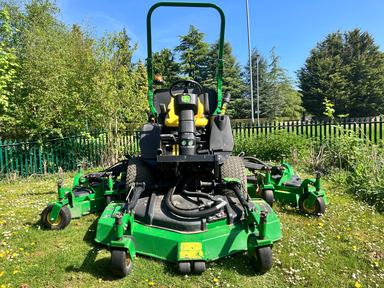 John Deere 1600T Wide Area Mower - Zāles pļāvējs: foto 4 John Deere 1600T Wide Area Mower - Zāles pļāvējs: foto 4