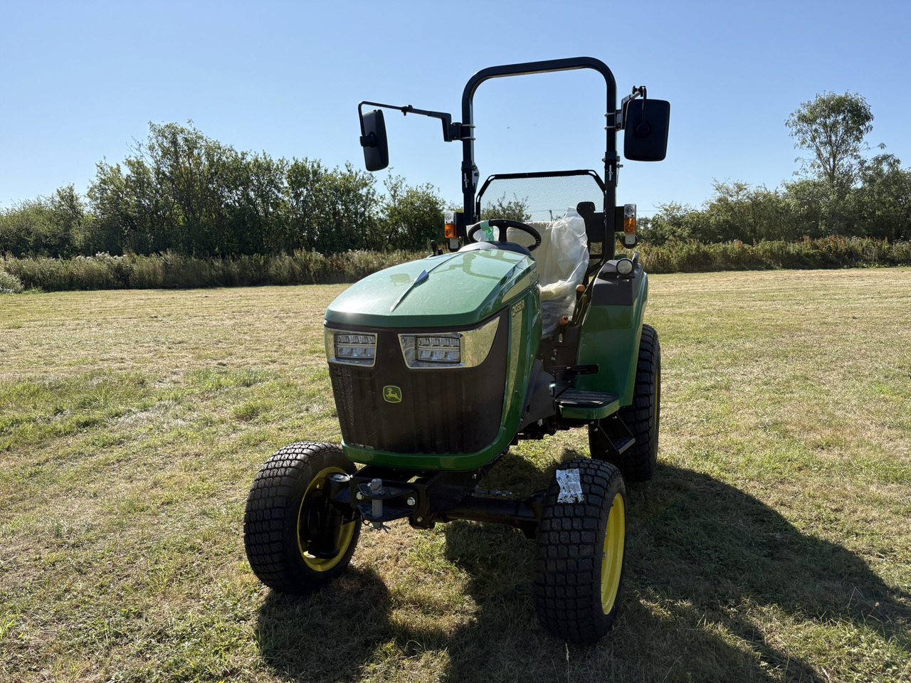 John Deere 2032R Compact Tractor - Mini traktors: foto 2 John Deere 2032R Compact Tractor - Mini traktors: foto 2