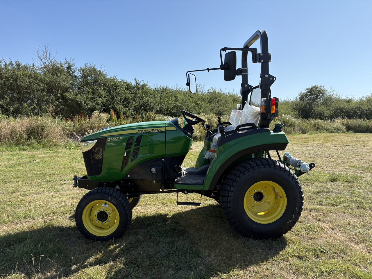 John Deere 2032R Compact Tractor - Mini traktors: foto 1 John Deere 2032R Compact Tractor - Mini traktors: foto 1