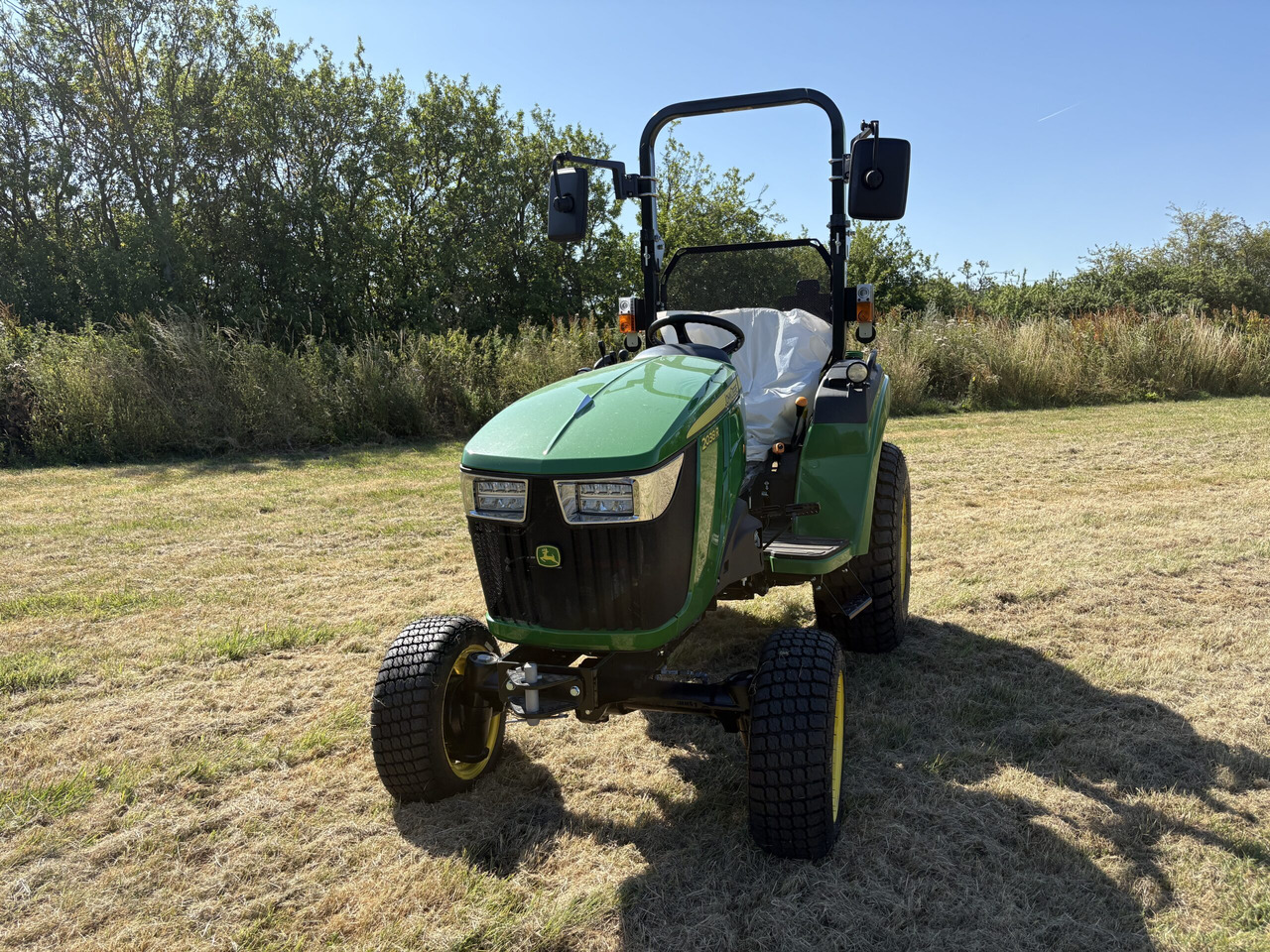 John Deere 2038R Compact Tractor - Mini traktors: foto 3 John Deere 2038R Compact Tractor - Mini traktors: foto 3