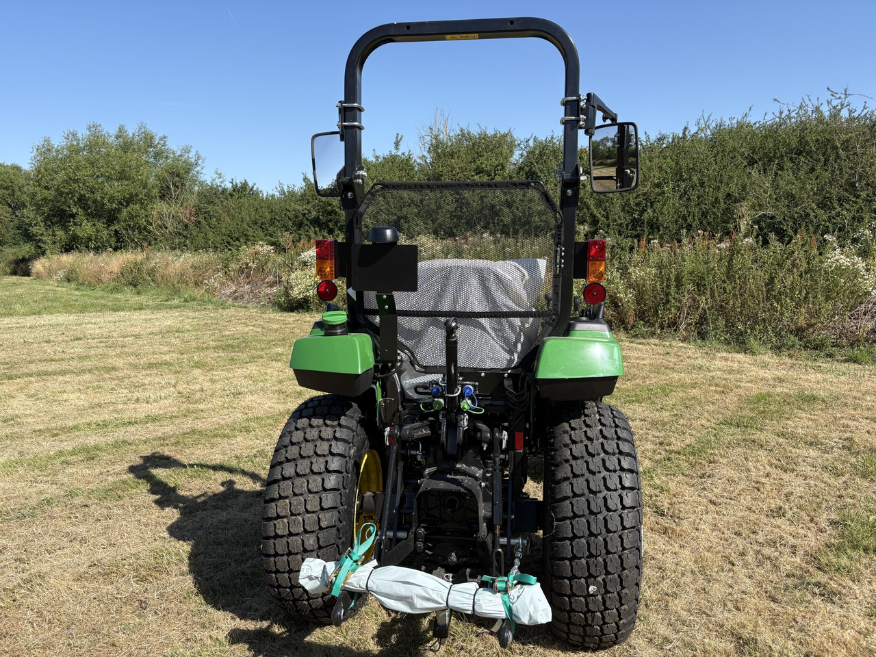 John Deere 2038R Compact Tractor - Mini traktors: foto 4 John Deere 2038R Compact Tractor - Mini traktors: foto 4