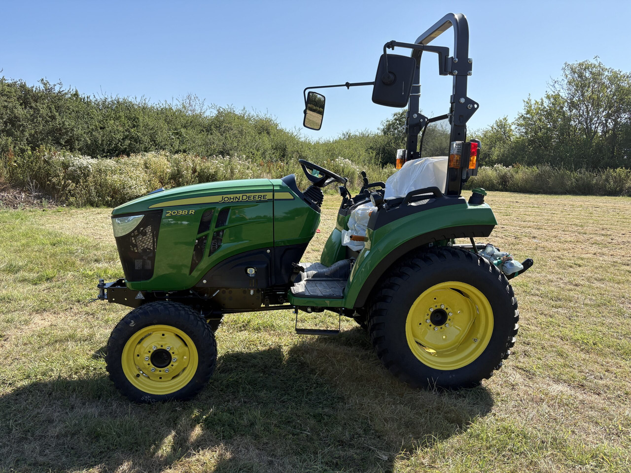 John Deere 2038R Compact Tractor - Mini traktors: foto 1 John Deere 2038R Compact Tractor - Mini traktors: foto 1