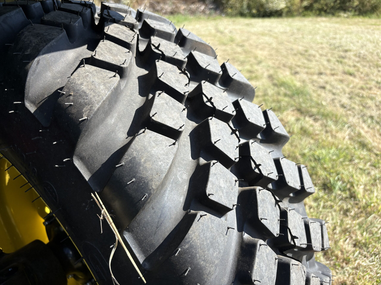 John Deere 2038R Compact Tractor - Mini traktors: foto 5 John Deere 2038R Compact Tractor - Mini traktors: foto 5