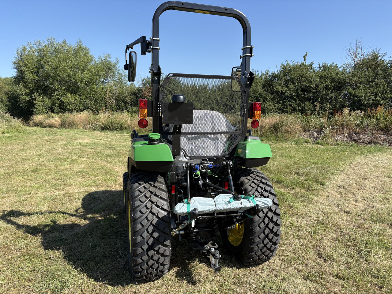 John Deere 2038R Compact Tractor - Mini traktors: foto 3 John Deere 2038R Compact Tractor - Mini traktors: foto 3