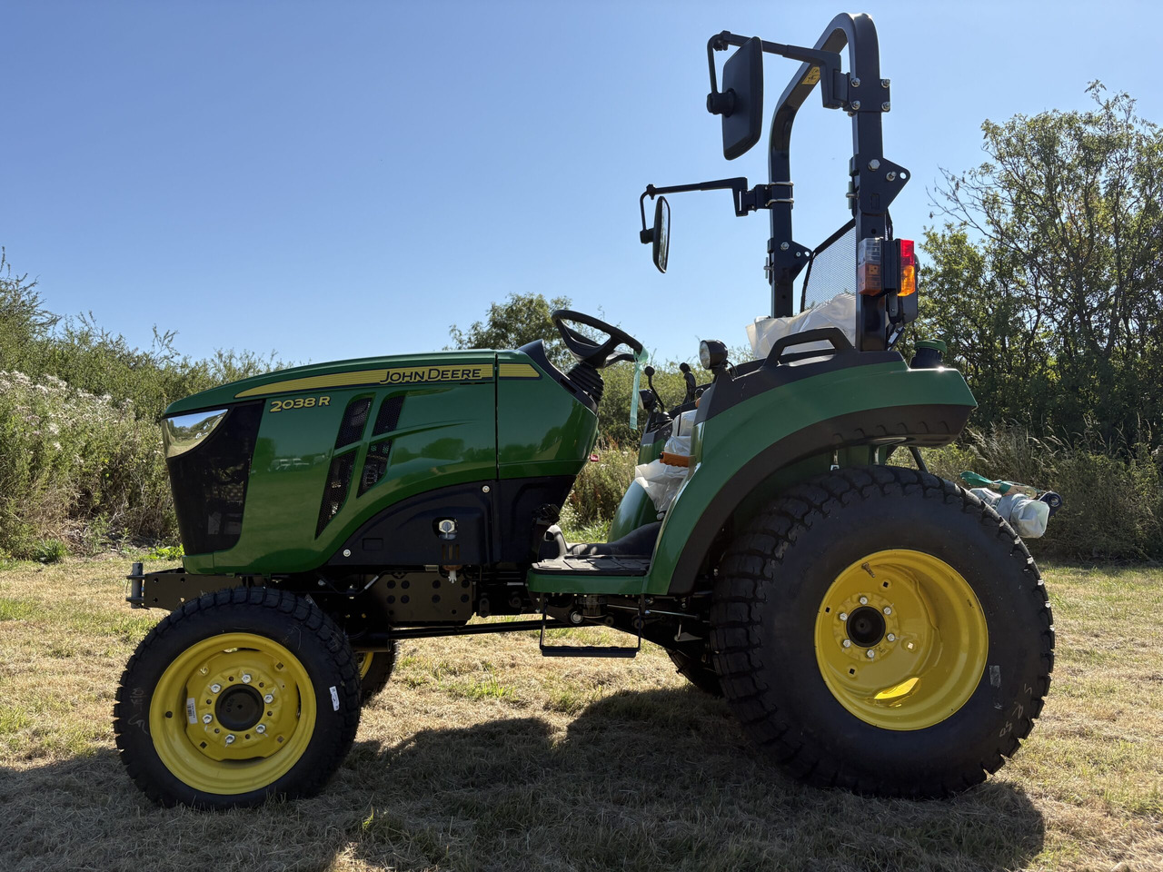 John Deere 2038R Compact Tractor - Mini traktors: foto 1 John Deere 2038R Compact Tractor - Mini traktors: foto 1