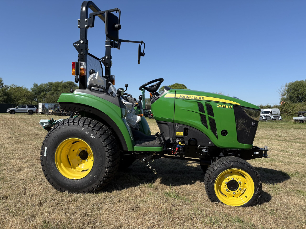John Deere 2038R Compact Tractor - Mini traktors: foto 2 John Deere 2038R Compact Tractor - Mini traktors: foto 2