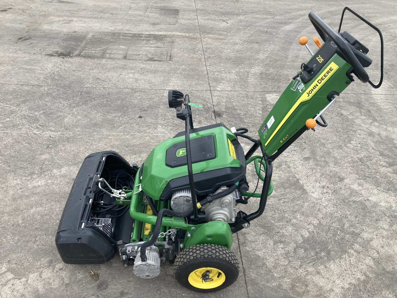 John Deere 225 E-cut walk behind electric greens mower - Zāles pļāvējs: foto 3 John Deere 225 E-cut walk behind electric greens mower - Zāles pļāvējs: foto 3