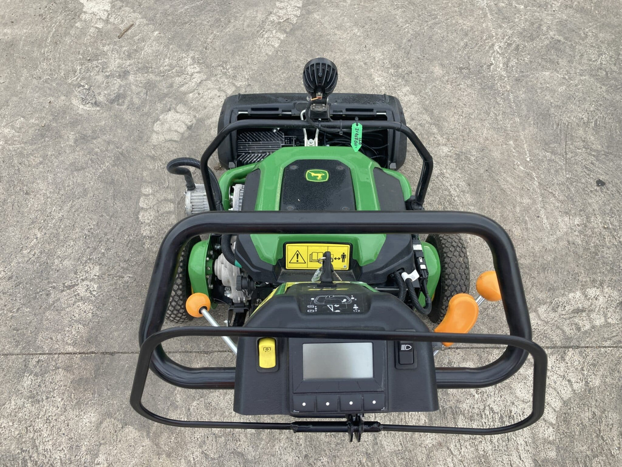John Deere 225 E-cut walk behind electric greens mower - Zāles pļāvējs: foto 4 John Deere 225 E-cut walk behind electric greens mower - Zāles pļāvējs: foto 4