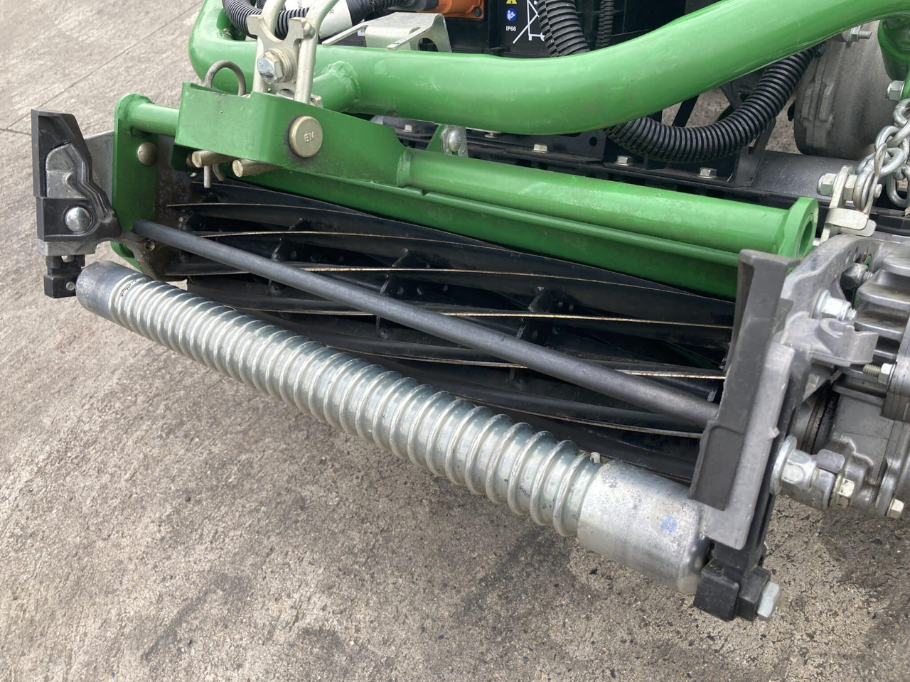 John Deere 225 E-cut walk behind electric greens mower - Zāles pļāvējs: foto 5 John Deere 225 E-cut walk behind electric greens mower - Zāles pļāvējs: foto 5