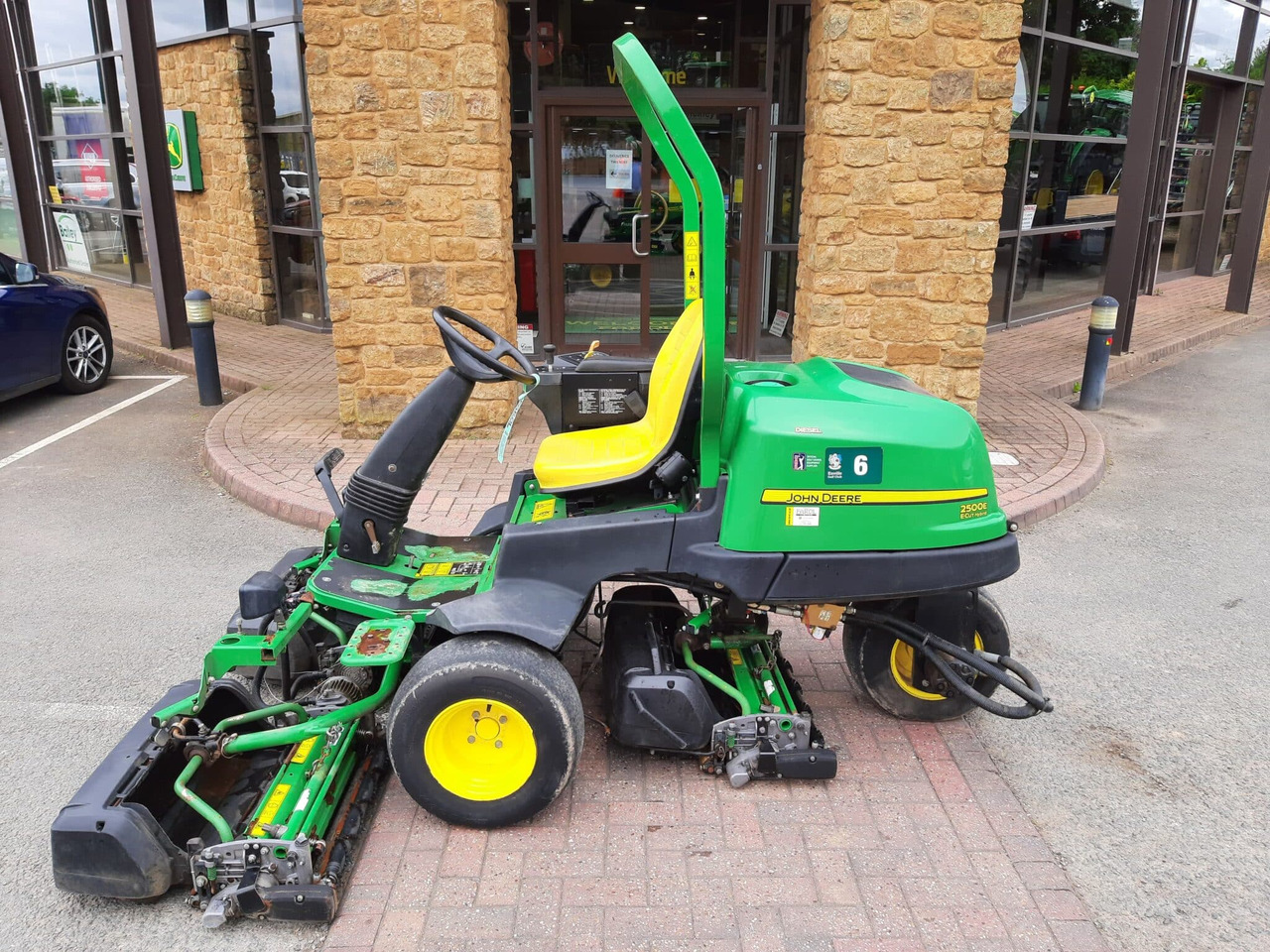 John Deere 2500E Greens triple mower - Zāles pļāvējs: foto 5 John Deere 2500E Greens triple mower - Zāles pļāvējs: foto 5