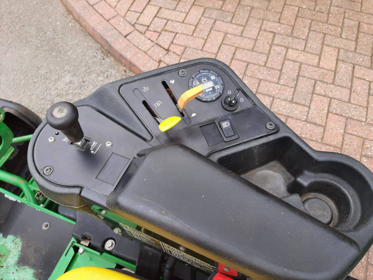 Zāles pļāvējs John Deere 2500E Greens triple mower: foto 9
