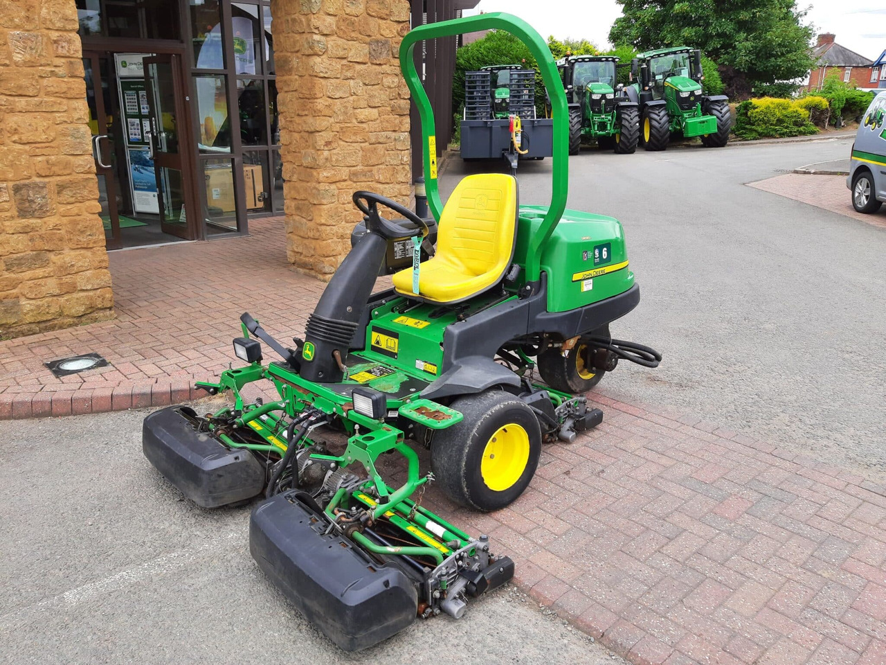 John Deere 2500E Greens triple mower - Zāles pļāvējs: foto 1 John Deere 2500E Greens triple mower - Zāles pļāvējs: foto 1