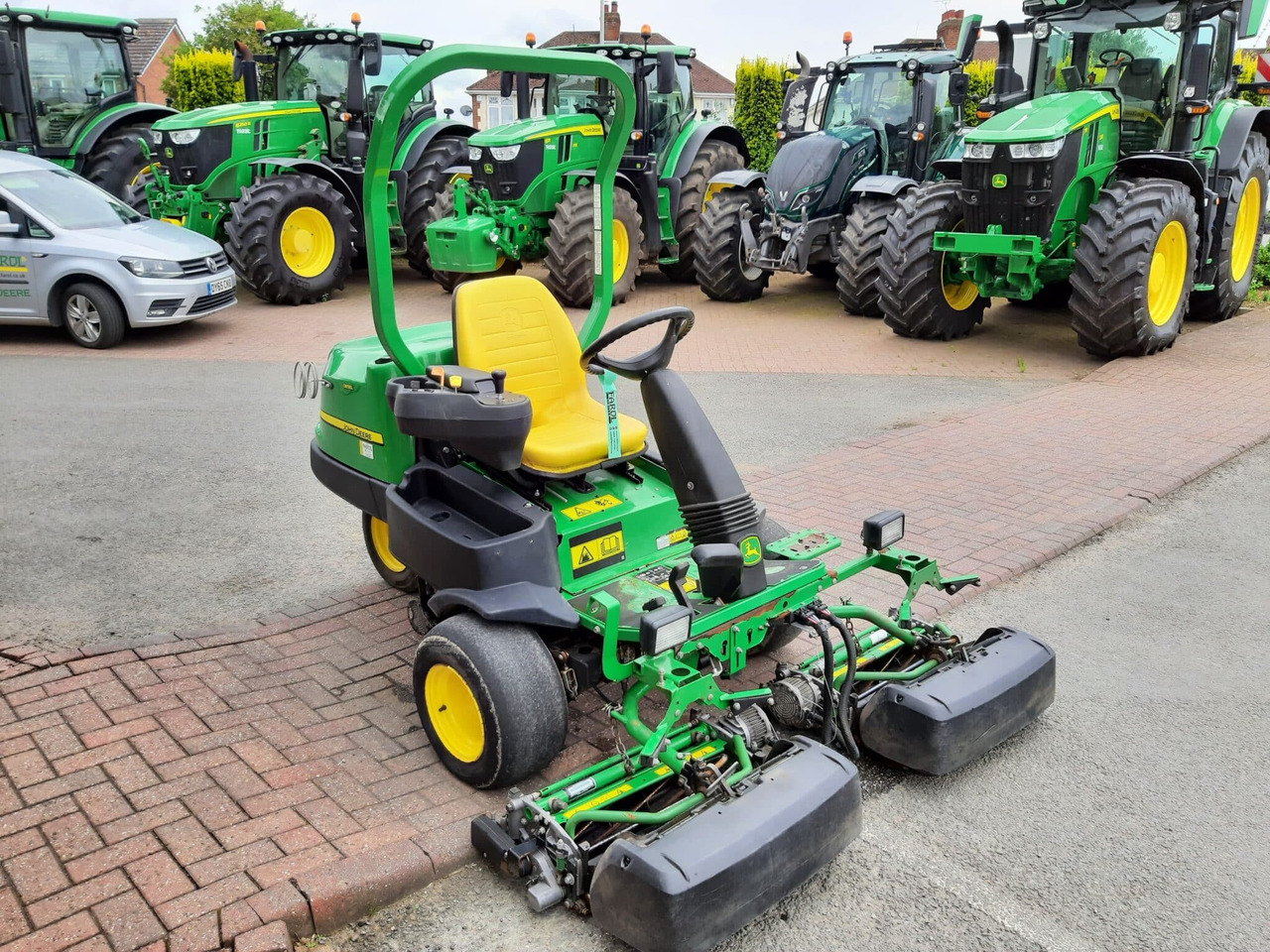 John Deere 2500E Greens triple mower - Zāles pļāvējs: foto 2 John Deere 2500E Greens triple mower - Zāles pļāvējs: foto 2