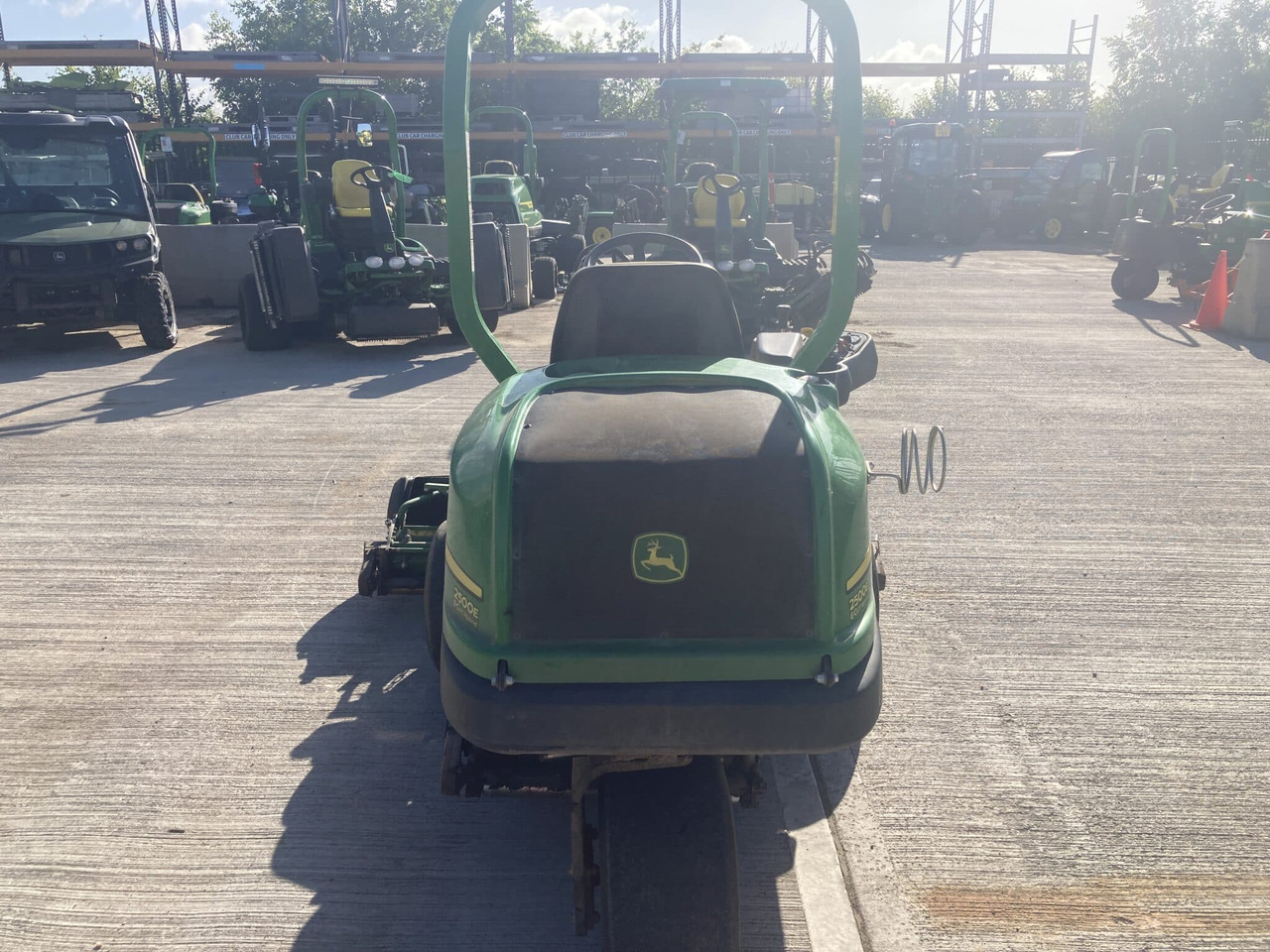 John Deere 2500EH greens triple mower - Zāles pļāvējs: foto 4 John Deere 2500EH greens triple mower - Zāles pļāvējs: foto 4