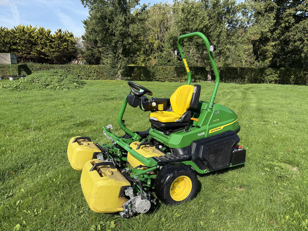 John Deere 2750E Triple Mower - Zāles pļāvējs: foto 1 John Deere 2750E Triple Mower - Zāles pļāvējs: foto 1
