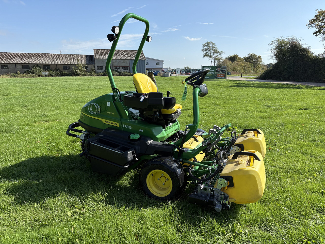 John Deere 2750E Triple Mower - Zāles pļāvējs: foto 3 John Deere 2750E Triple Mower - Zāles pļāvējs: foto 3
