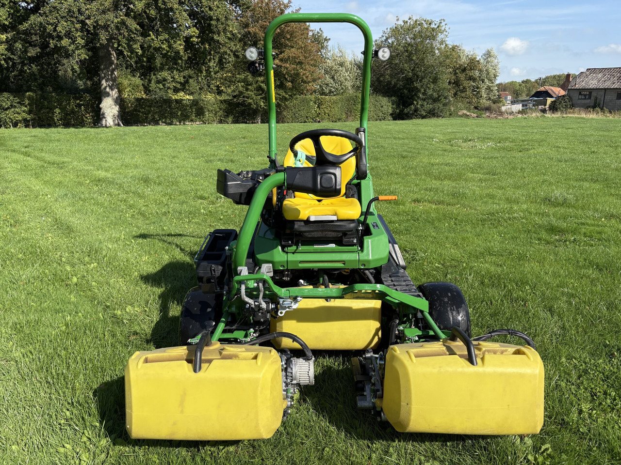 John Deere 2750E Triple Mower - Zāles pļāvējs: foto 2 John Deere 2750E Triple Mower - Zāles pļāvējs: foto 2